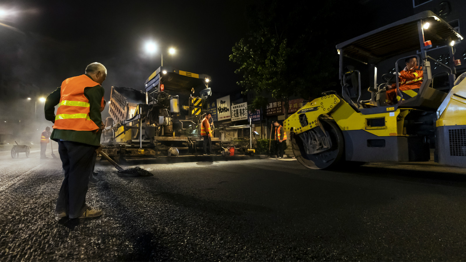 04  现代筑路工-易建国2019年5月14日拍摄于开封市宋门。现在的道路施工早已摆脱了繁重的体力劳动，现代化的施工设备加快了施工的进度，提高了工程质量。_meitu_4.jpg