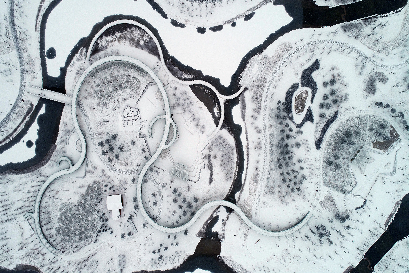 08 1.3汝州城市中央公园空中走廊雪景+白天一+15538971636+20190109拍摄于汝州城市中央公园+河南圣锦园林和豫水一局承建_meitu_8.jpg 08 1.3汝州城市中央公园空中走廊雪景+白天一+15538971636+20190109拍摄于汝州城市中央公园+河南圣锦园林和豫水一局承建_meitu_8.jpg