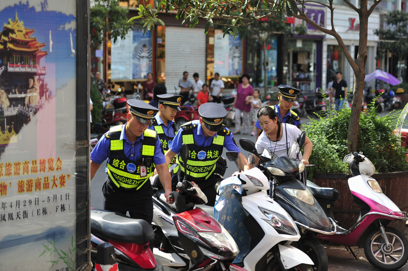 15 231.荆静静 治理非机动车乱停乱放 2019.6.14 栾川县城 栾川县城市管理局 13937974669_meitu_2.jpg 15 231.荆静静 治理非机动车乱停乱放 2019.6.14 栾川县城 栾川县城市管理局 13937974669_meitu_2.jpg