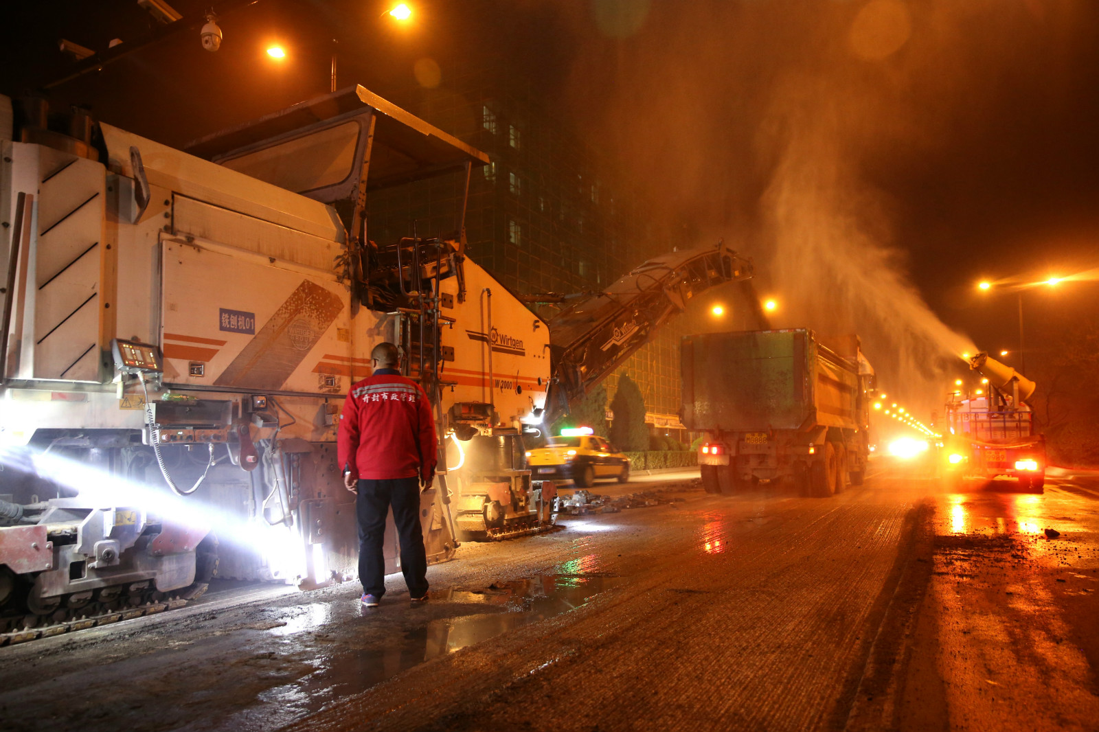 20 131.开封市市政管理处-田雨-我与黎明同行之黎明前的市政工人在指挥铣刨设备作业-- 13781189084_meitu_7.jpg 20 131.开封市市政管理处-田雨-我与黎明同行之黎明前的市政工人在指挥铣刨设备作业-- 13781189084_meitu_7.jpg